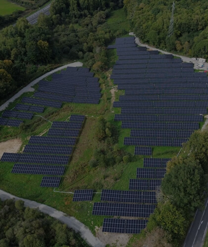 Vue aérienne d'un champ photovoltaique pour illustrer l'étude de faisabilité du projet d'autoconsommation électrique de la communauté de commune de Sélestat