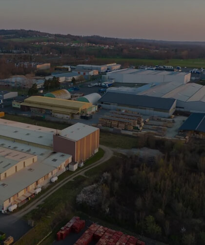 photo aérienne d'une usine pour représenter le dispositif "Sites clés en main"